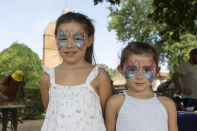 photo de deux jeunes filles qui posent pour l'objectif, et portent un maquillage de papillon autour des yeux - Agrandir l'image 8 sur 15, fenêtre modale