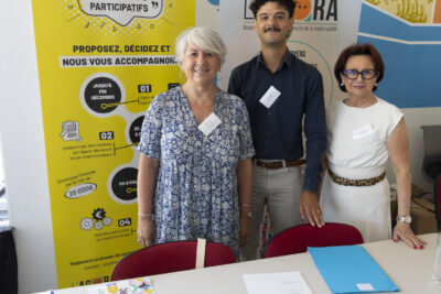 photo de trois élus,deux femmes et un homme plus grand au centre, qui sourient à l'objectif, derrière le stand de participation citoyenne - Agrandir l'image 3 sur 16, fenêtre modale