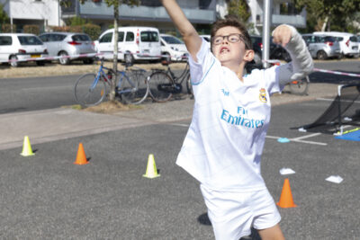 photo d'un enfant qui lance un ballon de basket, en plein effort, en extérieur - Agrandir l'image 6 sur 16, fenêtre modale