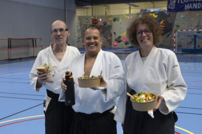 photo de trois personnes qui sourient à l'objectif, ils portent de la nourriture et sont en tenue de kimono - Agrandir l'image 6 sur 14, fenêtre modale