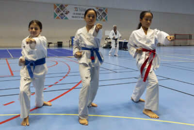 photo de jeunes filles en kimono, en ligne, le poing en avant - Agrandir l'image 7 sur 14, fenêtre modale