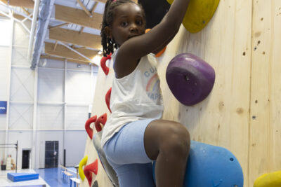 photo de jeune fille qui grimpe sur un mini mur d'escalade - Agrandir l'image 14 sur 14, fenêtre modale
