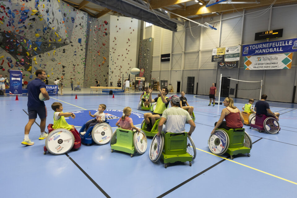 photo d'enfants et adultes en fauteuil qui font une initiation sportive