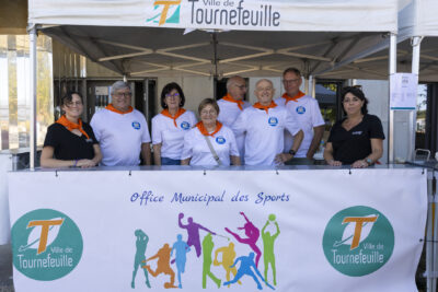 photo d'une dizaine de personnes en ligne, en deux rangées, dans le stand de la buvette de l'office municipal des sports - Agrandir l'image 10 sur 14, fenêtre modale