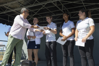 photo du Maire Frédéric Parre qui donne des enveloppes à quatre athlètes sur la scène - Agrandir l'image 4 sur 14, fenêtre modale