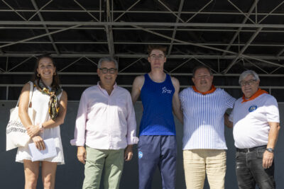 photo du Maire Frédéric Parre et de l'élu aux sports Laurent Carrère avec un sportif grand en débardeur bleu et une jeune athlète - Agrandir l'image 5 sur 14, fenêtre modale