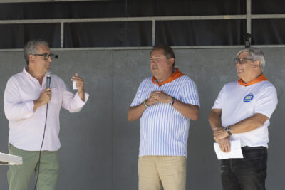 photo du maire Frédéric Parre qui fait un discours et à sa gauche l'élu aux sports Laurent Carrère et Pierre Casellas l'élu aux associations sportives - Agrandir l'image 2 sur 14, fenêtre modale