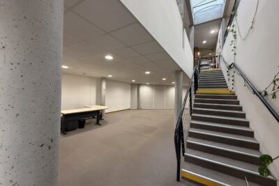 photo d'une pièce vide avec sur la droite escalier montant - Agrandir l'image 1 sur 2, fenêtre modale