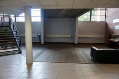 photo d'un espace avec parquet au sol et canapé sur la droite - Agrandir l'image 1 sur 2, fenêtre modale
