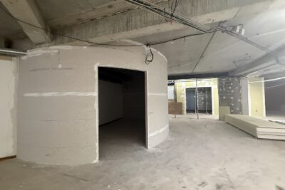 photo paysage d'un espace en travaux, tout en béton, avec vue sur une pièce ronde avec ouverture - Agrandir l'image 1 sur 3, fenêtre modale
