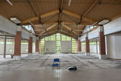 photo de l'intérieur de la Médiathèque, pendant les travaux, grande pièce vide - Agrandir l'image 1 sur 2, fenêtre modale