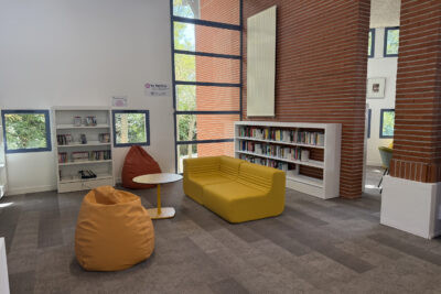 photo d'un espace avec pouf et banquette, et étagères de livres - Agrandir l'image 1 sur 6, fenêtre modale
