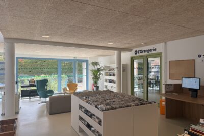 photo d'un espace avec étagères de documents et au fond grande baie vitrée - Agrandir l'image 2 sur 3, fenêtre modale
