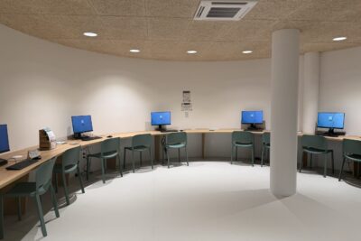 photo d'une pièce circulaire avec des ordinateurs répartis - Agrandir l'image 2 sur 2, fenêtre modale