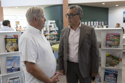 photo du Maire Frédéric Parre en train d'échanger avec l'élu à la culture Jean-Pascal Guillemet à l'intérieur de la Médiathèque - Agrandir l'image 17 sur 19, fenêtre modale