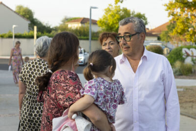 photo du Maire et de l'élue Rachida Lucazeau qui échangent avec une famille devant l'école - Agrandir l'image 8 sur 25, fenêtre modale