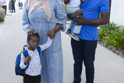 photo d'une famille, un homme et une femme avec deux enfants qui posent pour la photo devant l'école - Agrandir l'image 11 sur 25, fenêtre modale