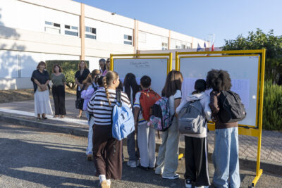 photo d'une dizaine de collégiens qui regardent dans la cour les listes de classes affichées - Agrandir l'image 21 sur 25, fenêtre modale