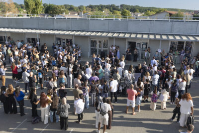photo de la cour du collège bien remplie de collégiens avec leurs parents - Agrandir l'image 19 sur 25, fenêtre modale