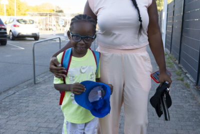 photo d'une femme avec un enfant sur le chemin de l'école, ils posent en souriant à l'objectif - Agrandir l'image 7 sur 25, fenêtre modale