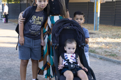 photo d'une femme avec trois enfants qui posent pour la photo, dont un bébé en poussette - Agrandir l'image 5 sur 25, fenêtre modale