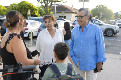 photo du maire et de l'élue Rachida Lucazeau qui échangent avec une famille - Agrandir l'image 2 sur 25, fenêtre modale