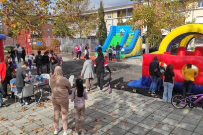 photo d'une place piétonne avec de grands jeux gonflables pour les enfants, on voit des familles en profiter - Agrandir l'image, fenêtre modale