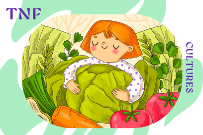 illustration toute douce d'un personnage de fillette rousse, yeux fermés et pommettes roses, émergeant d'un chou à l'intérieur d'un potager coloré - Agrandir l'image, fenêtre modale