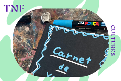 photo zoomée d'une couverture de carnet fond noir griffonné au feutre posca bleu - Agrandir l'image, fenêtre modale
