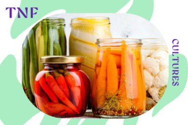 plan rapproché sur des bocaux en verre emplis de légumes colorés