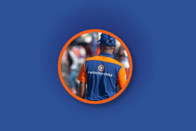 visuel fond bleu avec photo dans un cercle orange d'un homme de dos en uniforme de protection civile