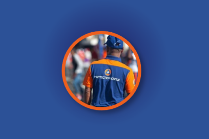 visuel fond bleu avec photo dans un cercle orange d'un homme de dos en uniforme de protection civile - Agrandir l'image, fenêtre modale