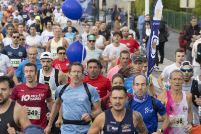 photo de la course, sur une rue, on voit des milliers de coureurs concentrés en plein effort sous un ciel gris - Agrandir l'image 2 sur 19, fenêtre modale