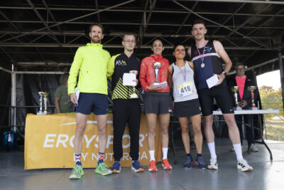 photo de cinq coureurs avec médailles, et une coureuse au centre avec une coupe - Agrandir l'image 13 sur 19, fenêtre modale