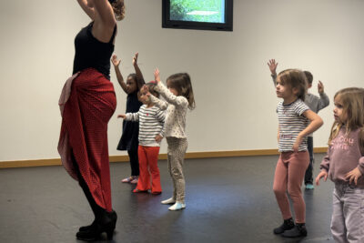 photo d'enfants qui dansent avec une professeur en tenue de flamenco, dans une salle de danse - Agrandir l'image 6 sur 18, fenêtre modale