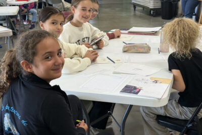 photo de jeunes filles à une table avec des dessins - Agrandir l'image 5 sur 18, fenêtre modale