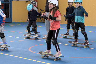 photo d'enfants sur des skateboards, une jeune fille au centre très contente - Agrandir l'image 11 sur 18, fenêtre modale