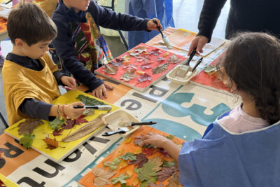 photo d'enfants autour d'une table en train de coller des feuilles d'automne sur des cadre peints aux couleurs d'automne - Agrandir l'image 8 sur 18, fenêtre modale
