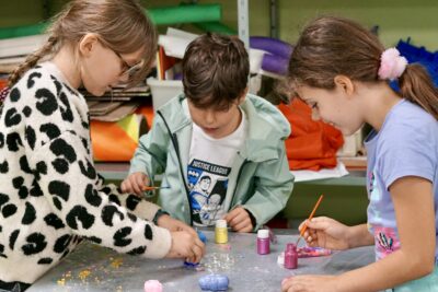 photo de trois enfants à ne table en train de faire une activité créative - Agrandir l'image 2 sur 18, fenêtre modale