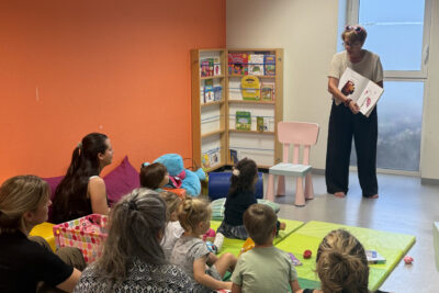 photo d'une lecture d'un livre illustré à des enfants accompagnés de leurs parents - Agrandir l'image 2 sur 5, fenêtre modale