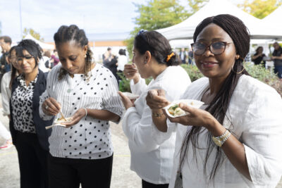 photo paysage de quatre femmes en train de goûter à quelque chose qui tient dans un petit emballage papier, elles sourient - Agrandir l'image 11 sur 11, fenêtre modale