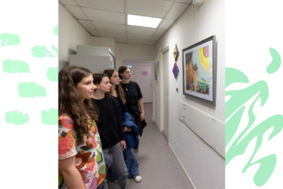 jeunes filles et garçon souriants de profil scrutent des toiles fixées au mur dans un couloir éclairé au néon - Agrandir l'image, fenêtre modale