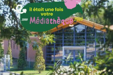 Montage Photo extérieure de la Médiathèque de Tournefeuille de jour en été avant travaux encadrée de verdure, avec lettrage en surimpression du nouveau logo de la Médiathèque sur fond vert forêt illustré d'un motif rose en forme de coeur indiquant le titre de l'exposition "Il était une fois votre Médiathèque"