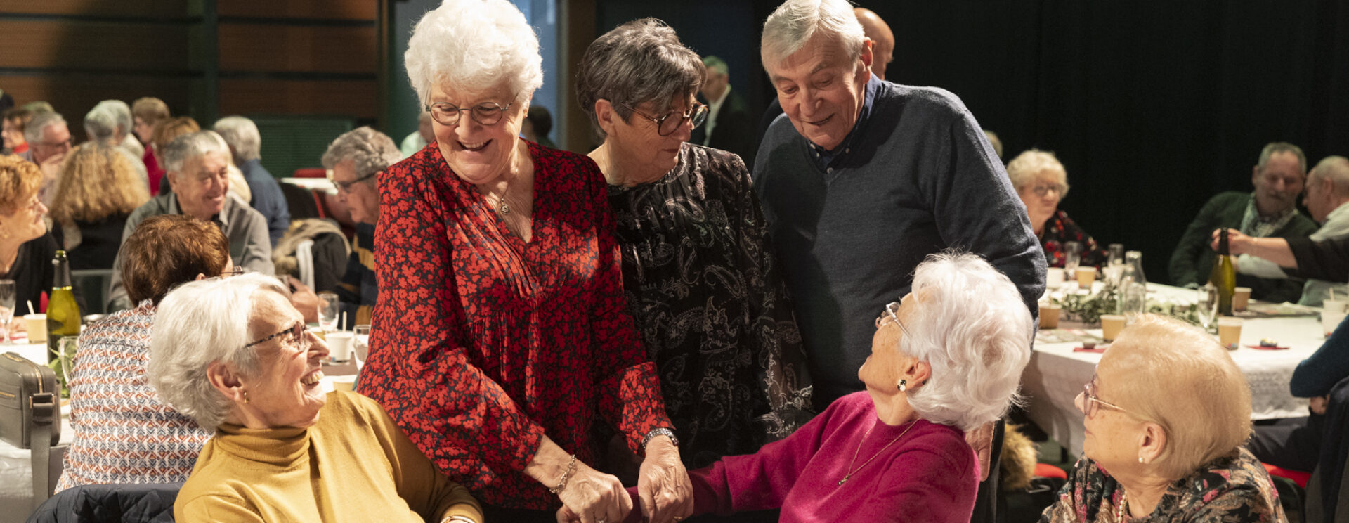 Groupe de seniors au goûter dansant