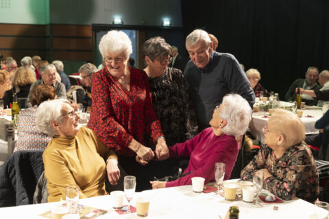 Groupe de seniors au goûter dansant