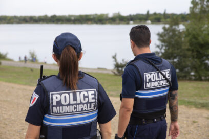Deux policiers municipaux de dos qui marchent près d'un lac - Agrandir l'image, fenêtre modale