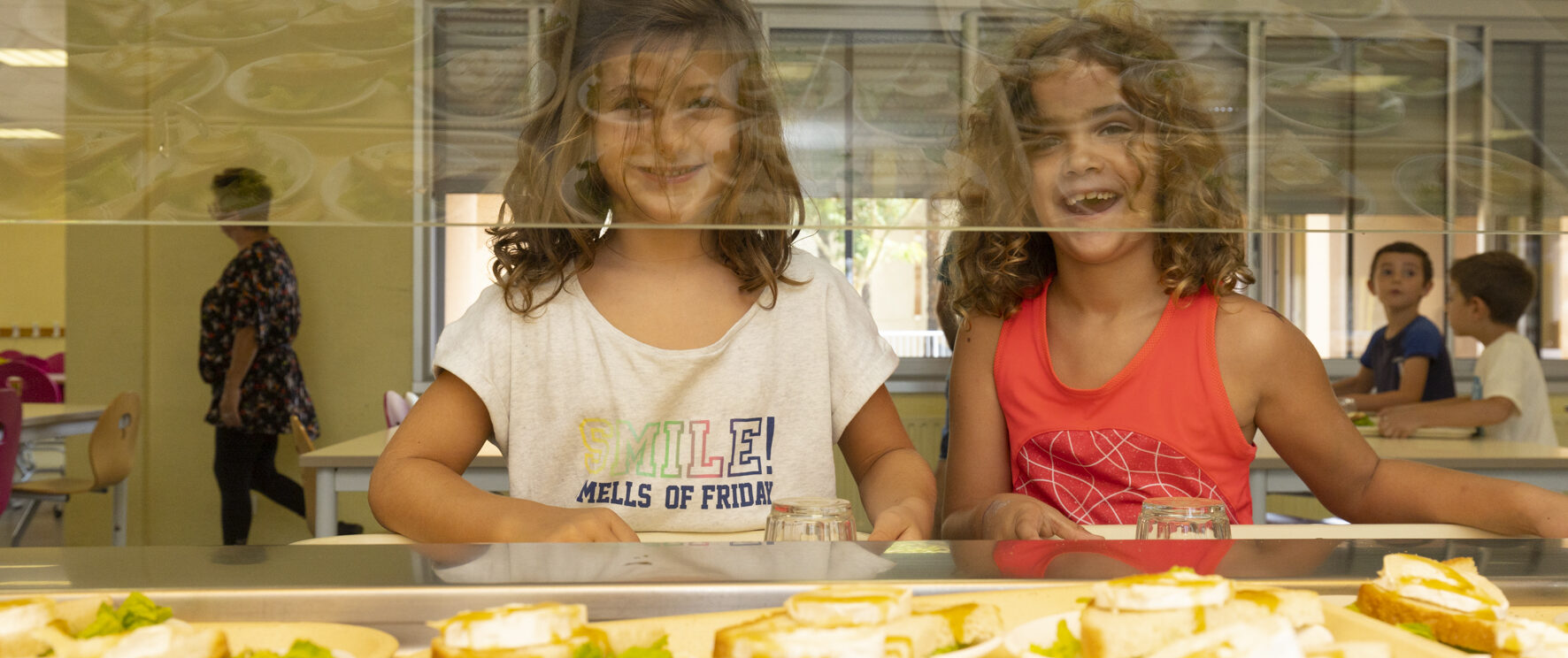 Deux petites filles choisissent leur entrée au self