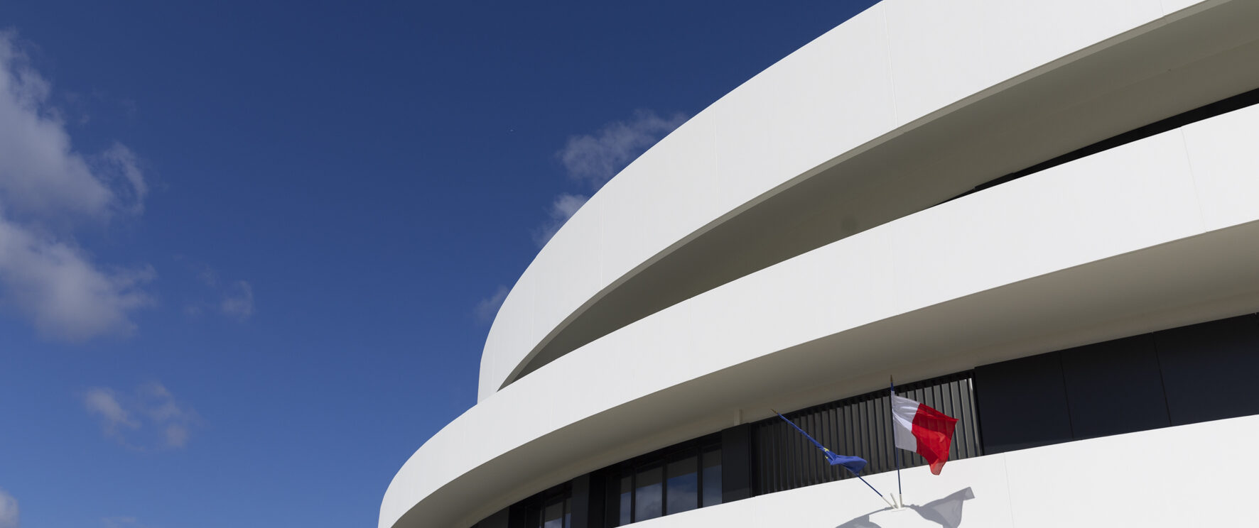 Photo de la façade blanche du collège Gilhermy