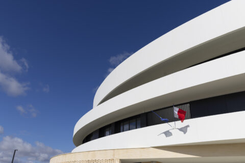 Photo de la façade blanche du collège Gilhermy