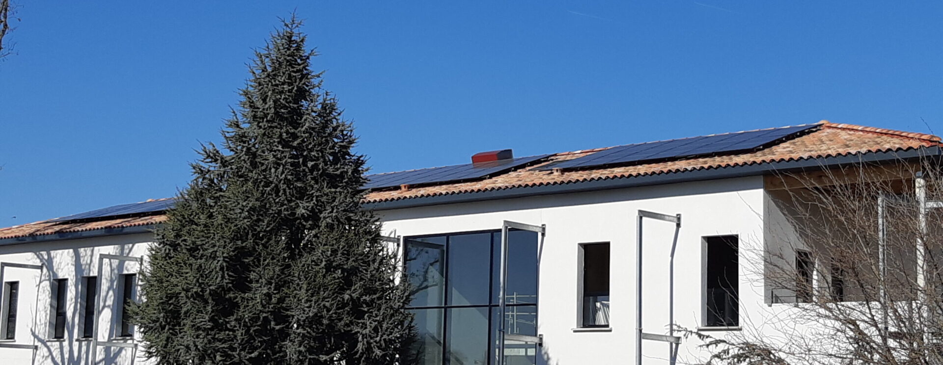 Bâtiment administratif avec panneaux solaires sur le toit